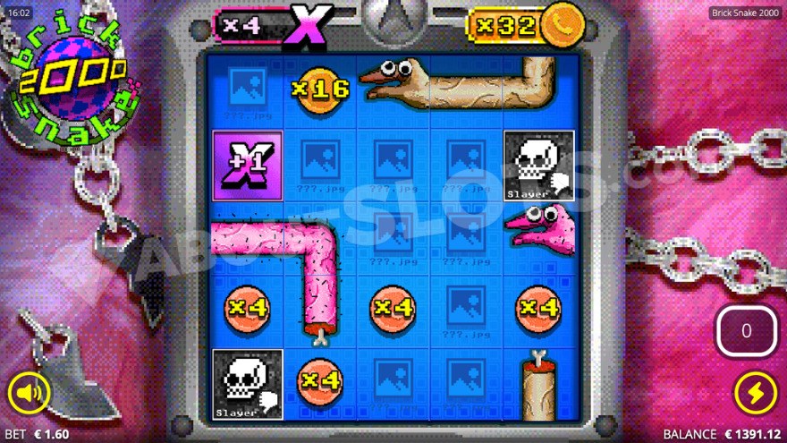Бонусная игра Snek Spins с двумя символами змеи на барабанах.