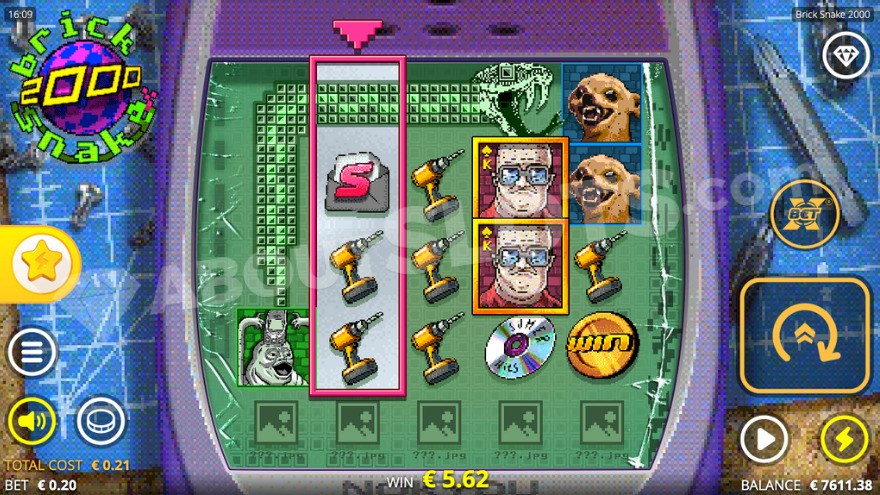 Символ Wild Змейка с золотой монетой выигрыша на пятом барабане.
