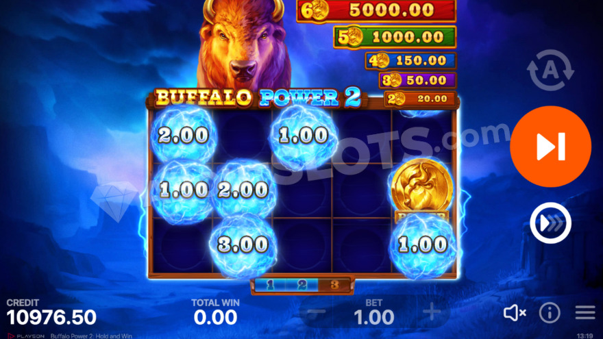 Функция Hold and Win, где на барабанах видны символы монет.